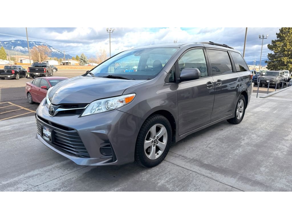 Used 2018 Toyota Sienna LE image 3