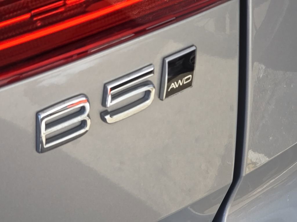 Certified 2023 Volvo XC60 B5 Plus w/ Climate Package image 8