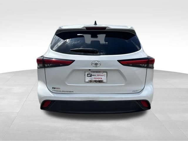 Used 2023 Toyota Highlander L AWD/4WD image 4