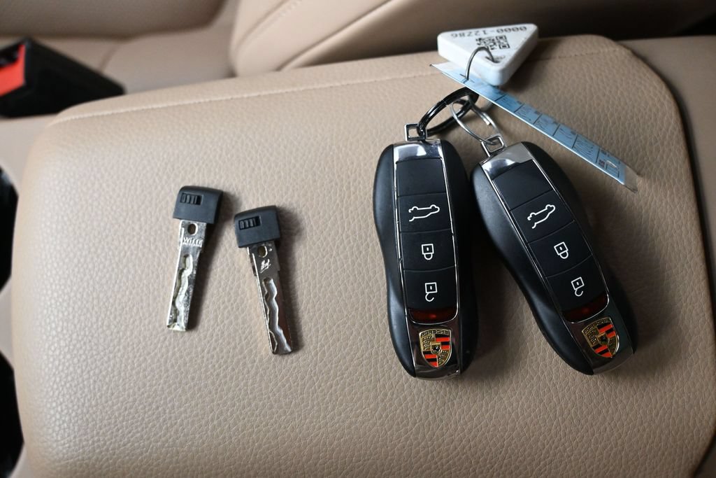 Used 2023 Porsche Macan S AWD/4WD image 32