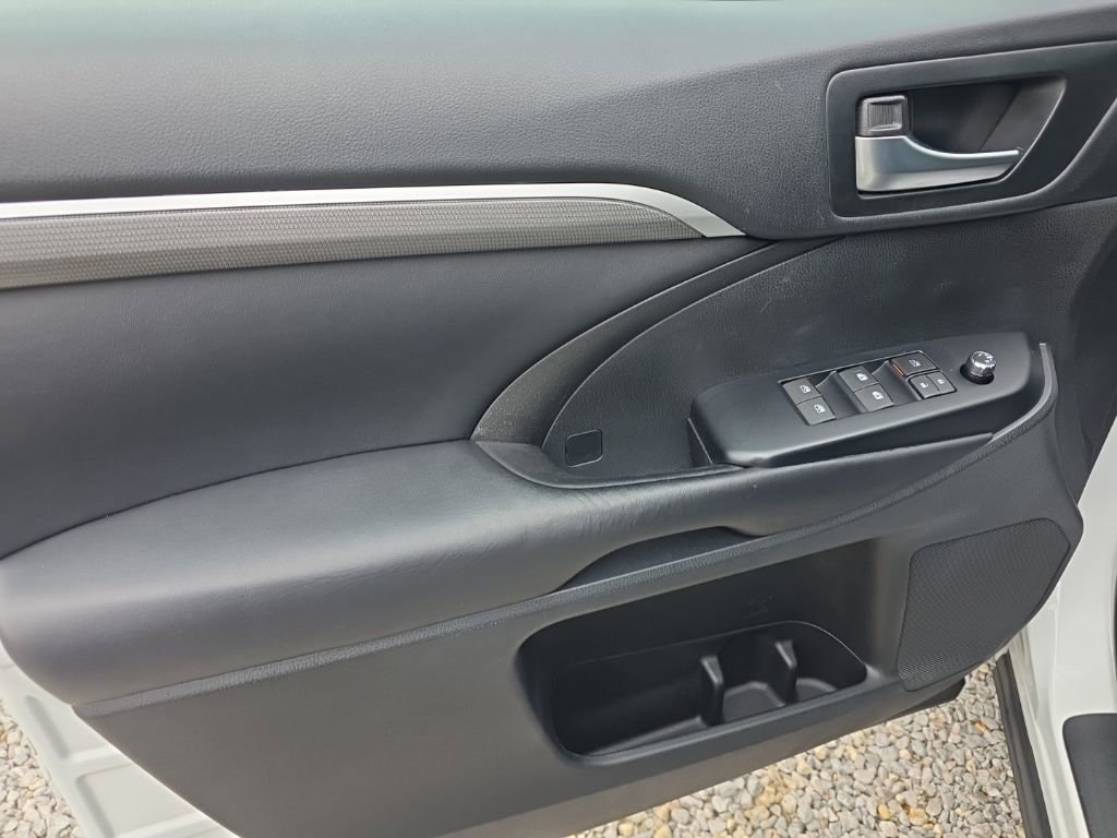 Certified 2018 Toyota Highlander SE image 12