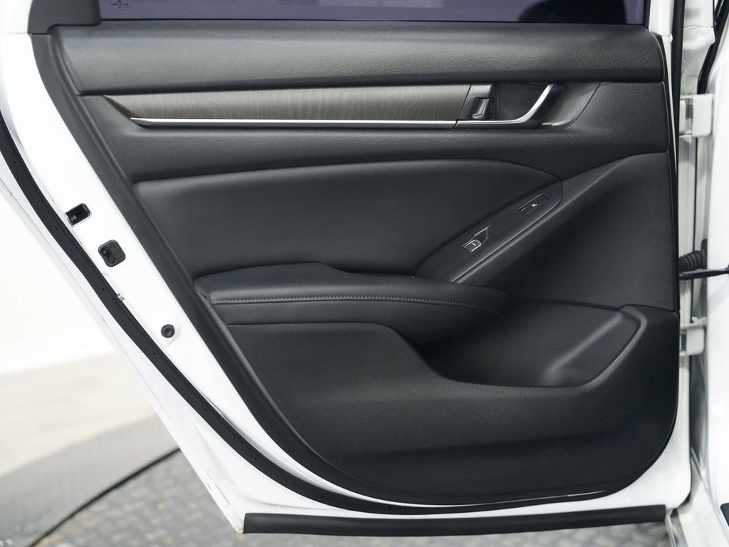 Used 2018 Honda Accord Touring image 14