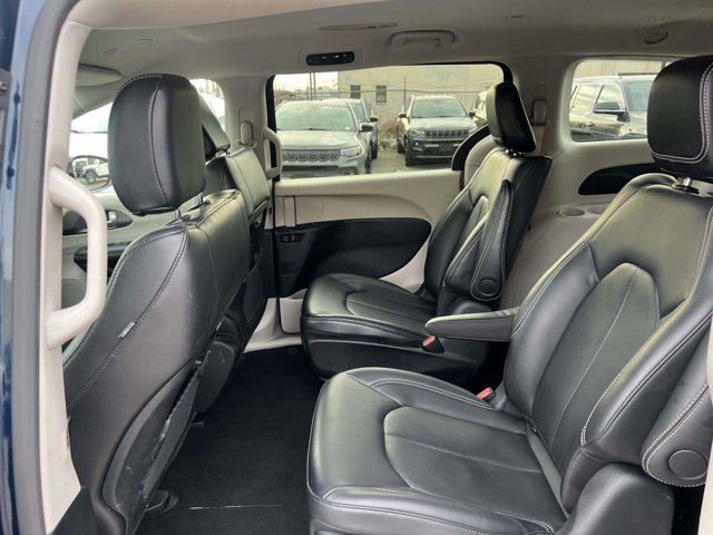 Certified 2024 Chrysler Pacifica Select image 9