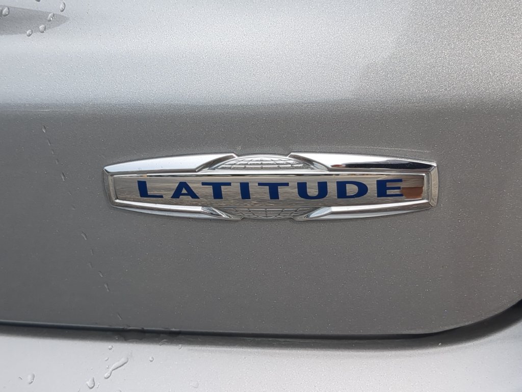 Used 2018 Jeep Compass Latitude w/ Cold Weather Group AWD/4WD image 11