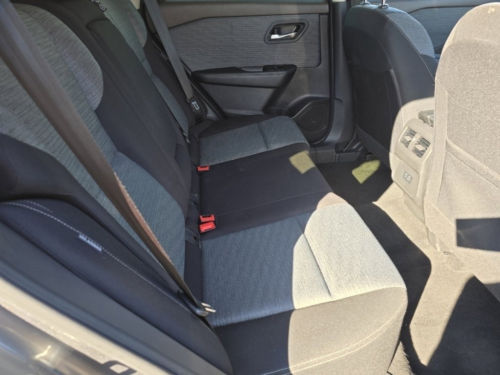 Used 2023 Nissan Rogue SV image 14