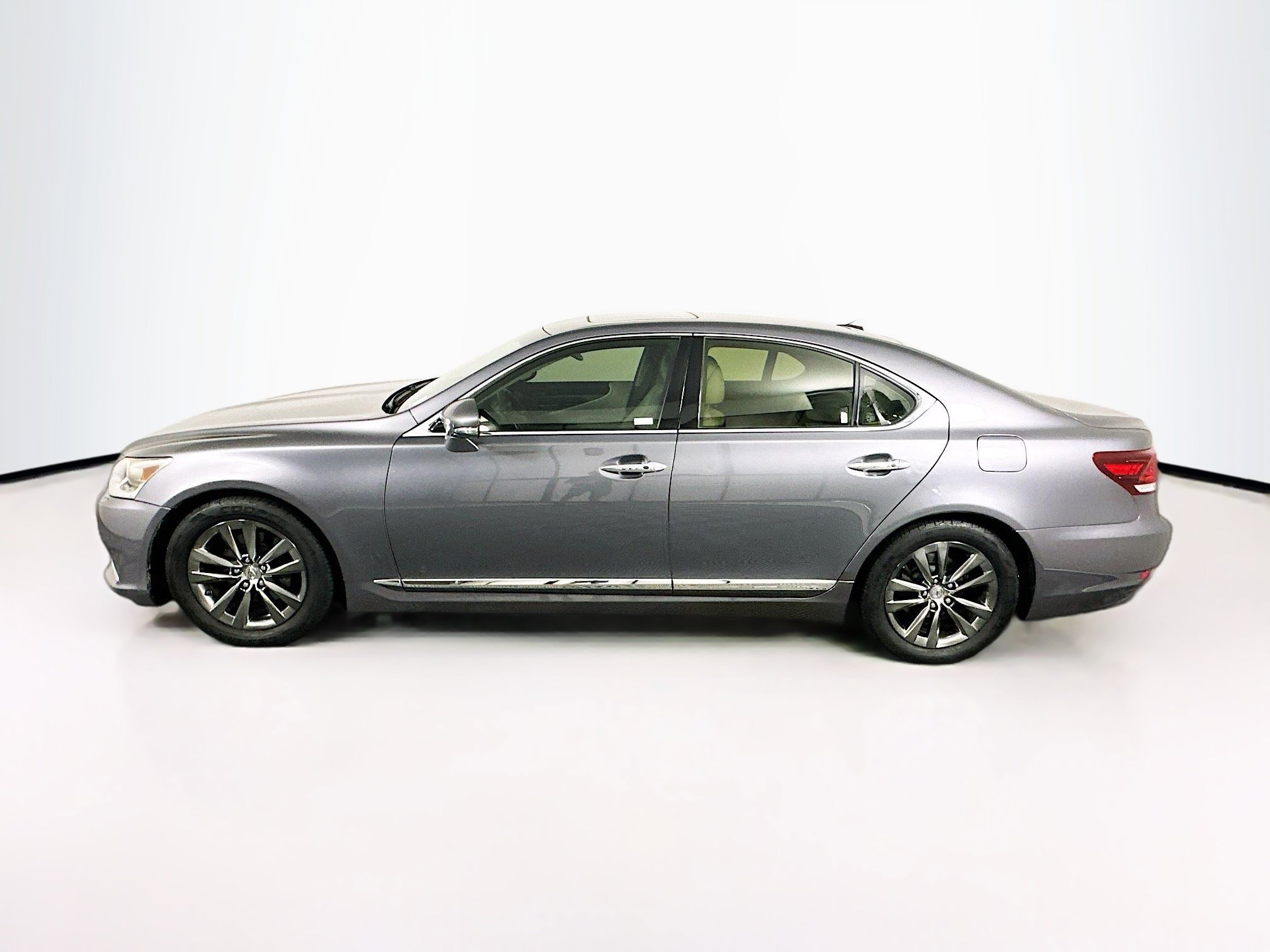 Used 2013 Lexus LS 460 w/ Comfort Pkg RWD image 4