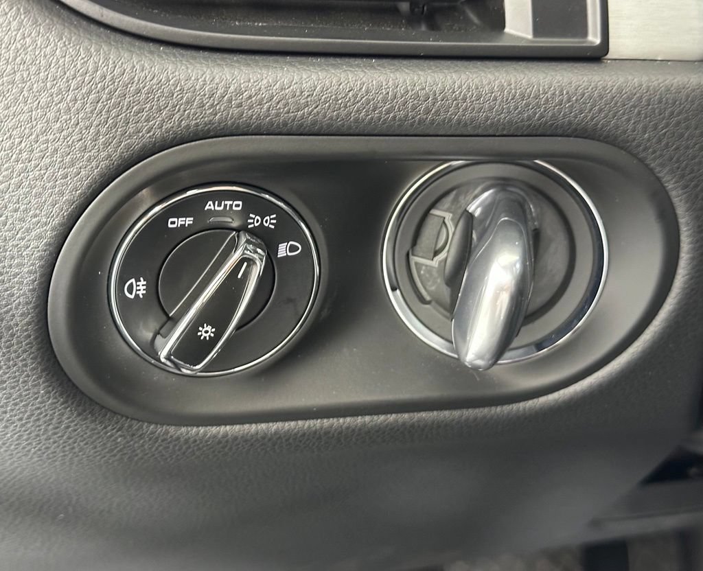 Certified 2025 Porsche Macan w/ Premium Package Plus AWD/4WD image 28