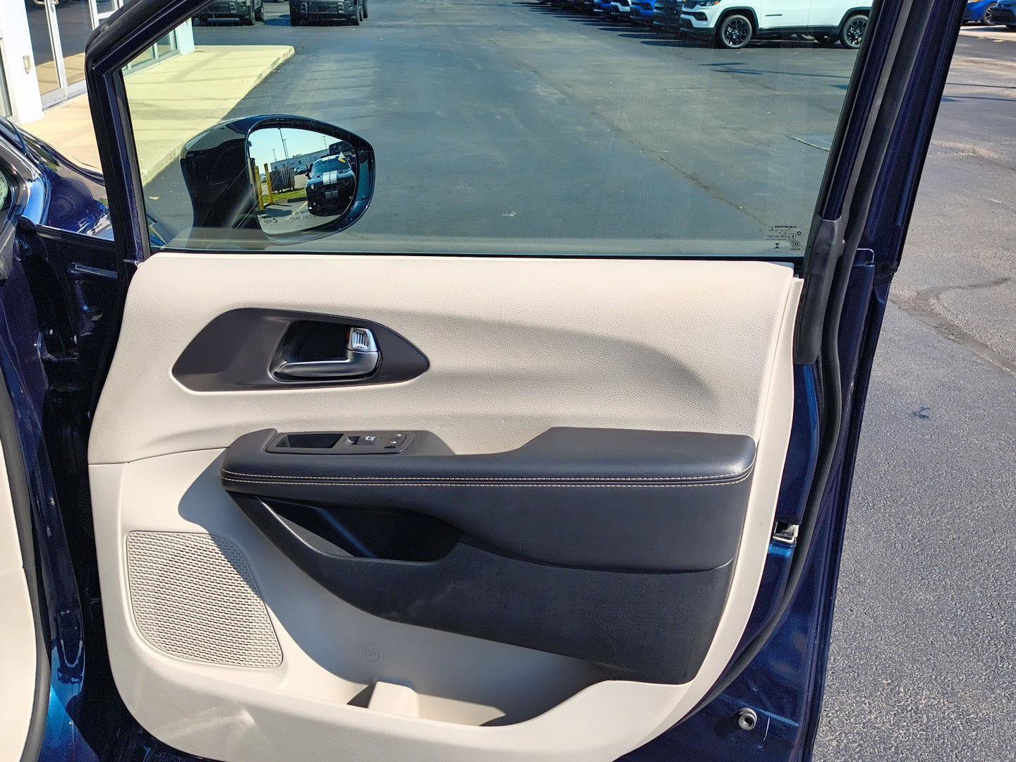 Used 2024 Chrysler Pacifica Touring-L FWD image 6