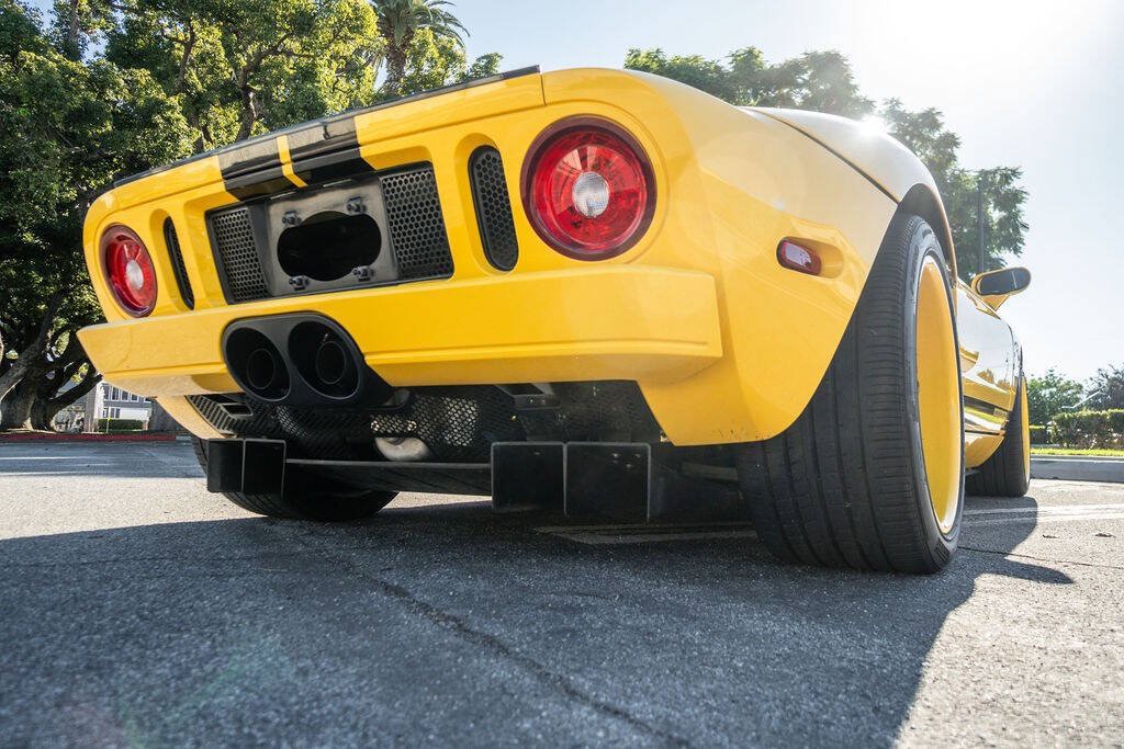 Used 2006 Ford GT RWD image 21