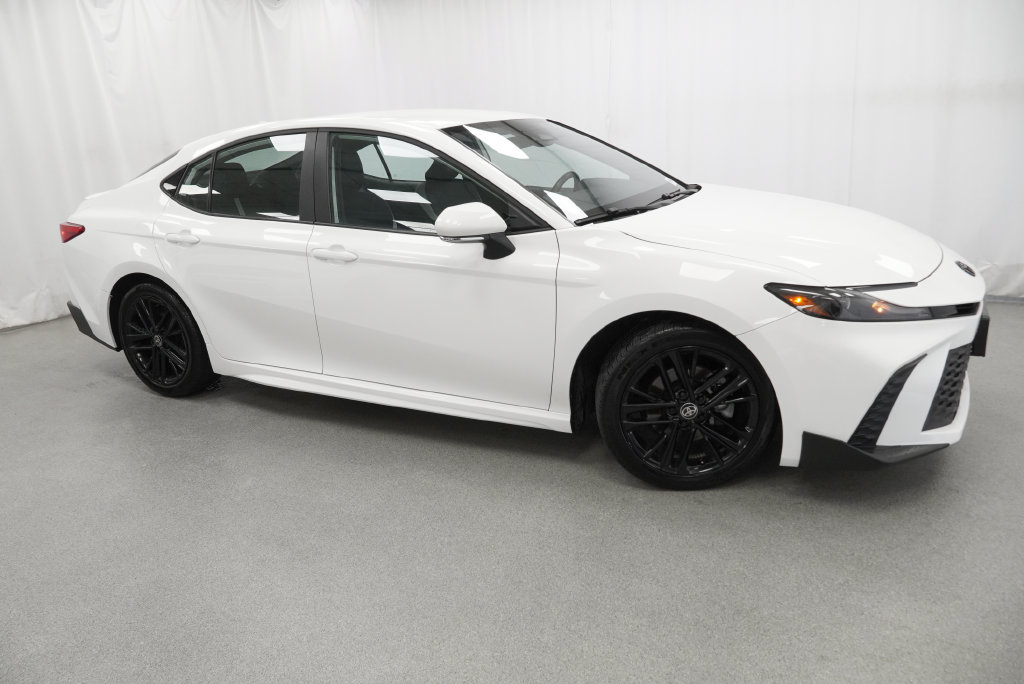 Used 2025 Toyota Camry SE FWD image 5
