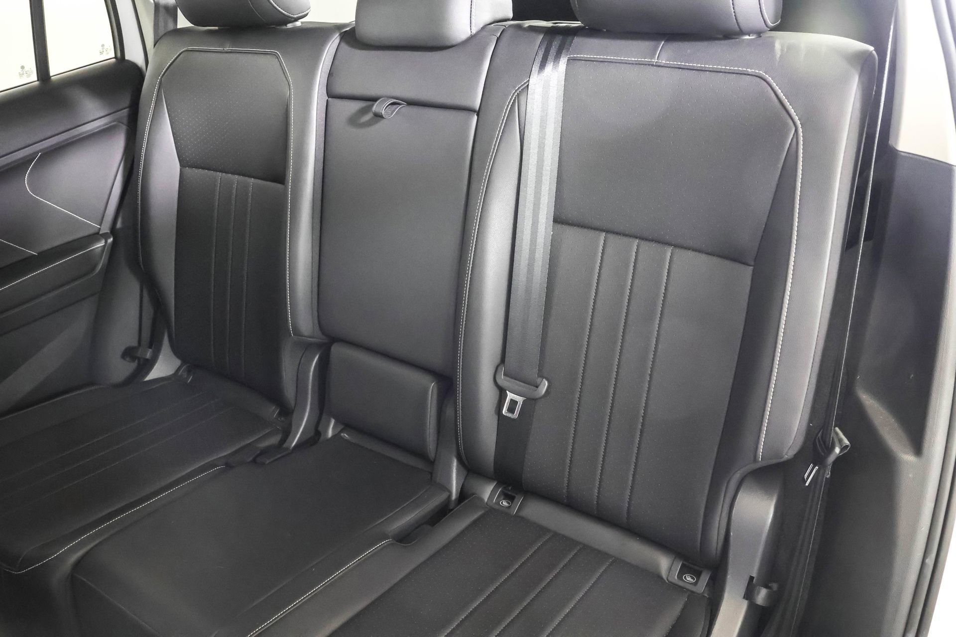 Used 2023 Volkswagen Tiguan SE AWD/4WD image 36