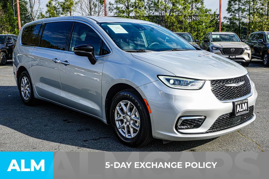 Used 2024 Chrysler Pacifica Touring-L FWD image 3