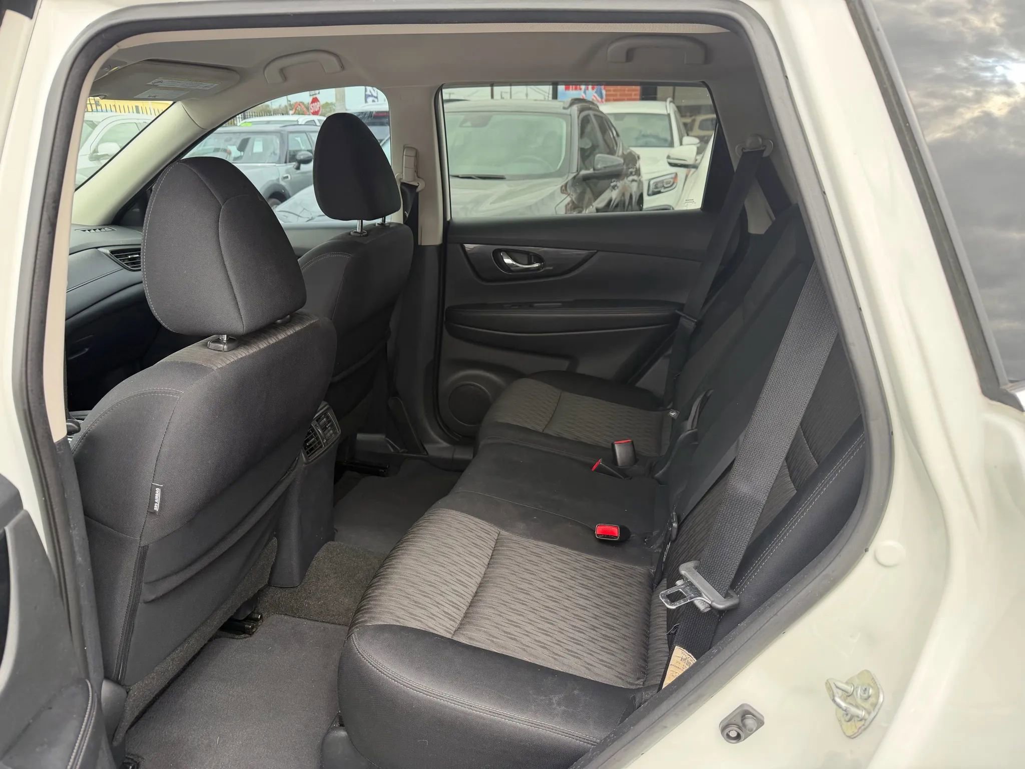 Used 2017 Nissan Rogue SV image 11