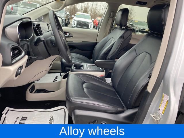Used 2024 Chrysler Pacifica Touring-L image 14