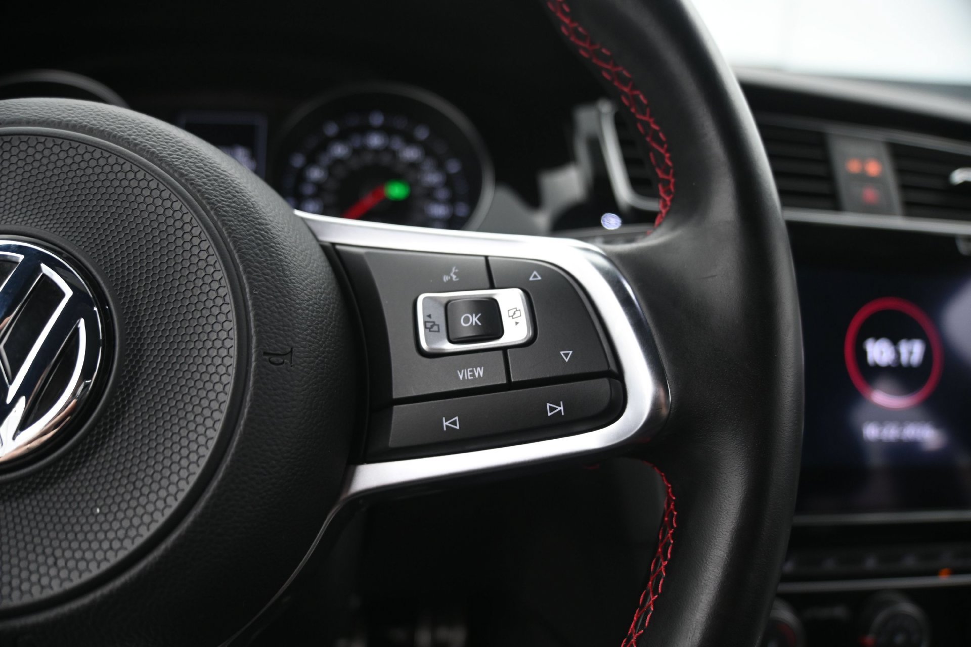 Used 2020 Volkswagen GTI SE FWD image 27