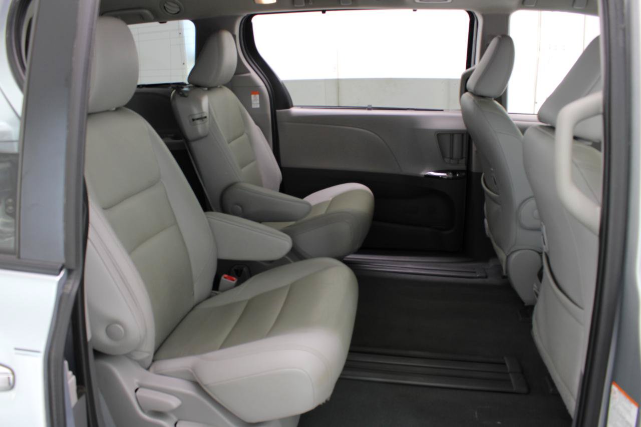 Used 2020 Toyota Sienna XLE Premium FWD image 36