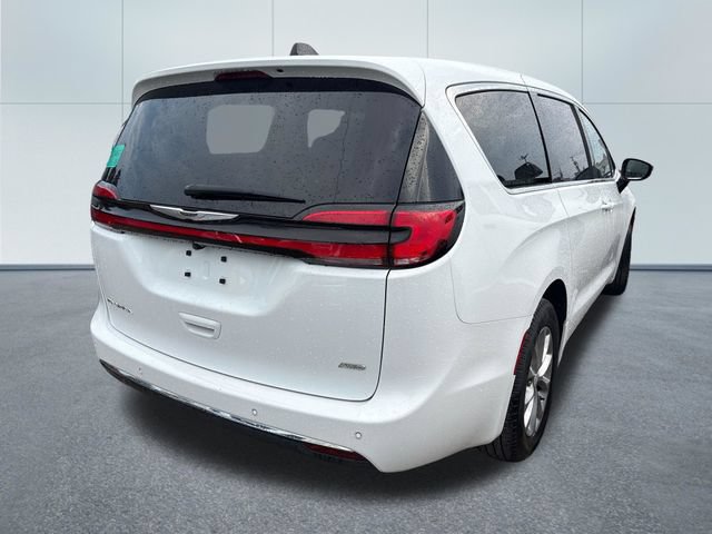 Used 2026 Chrysler Pacifica Select AWD/4WD image 3