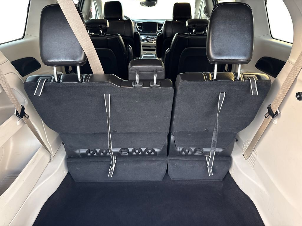 Used 2024 Chrysler Pacifica Touring-L image 13