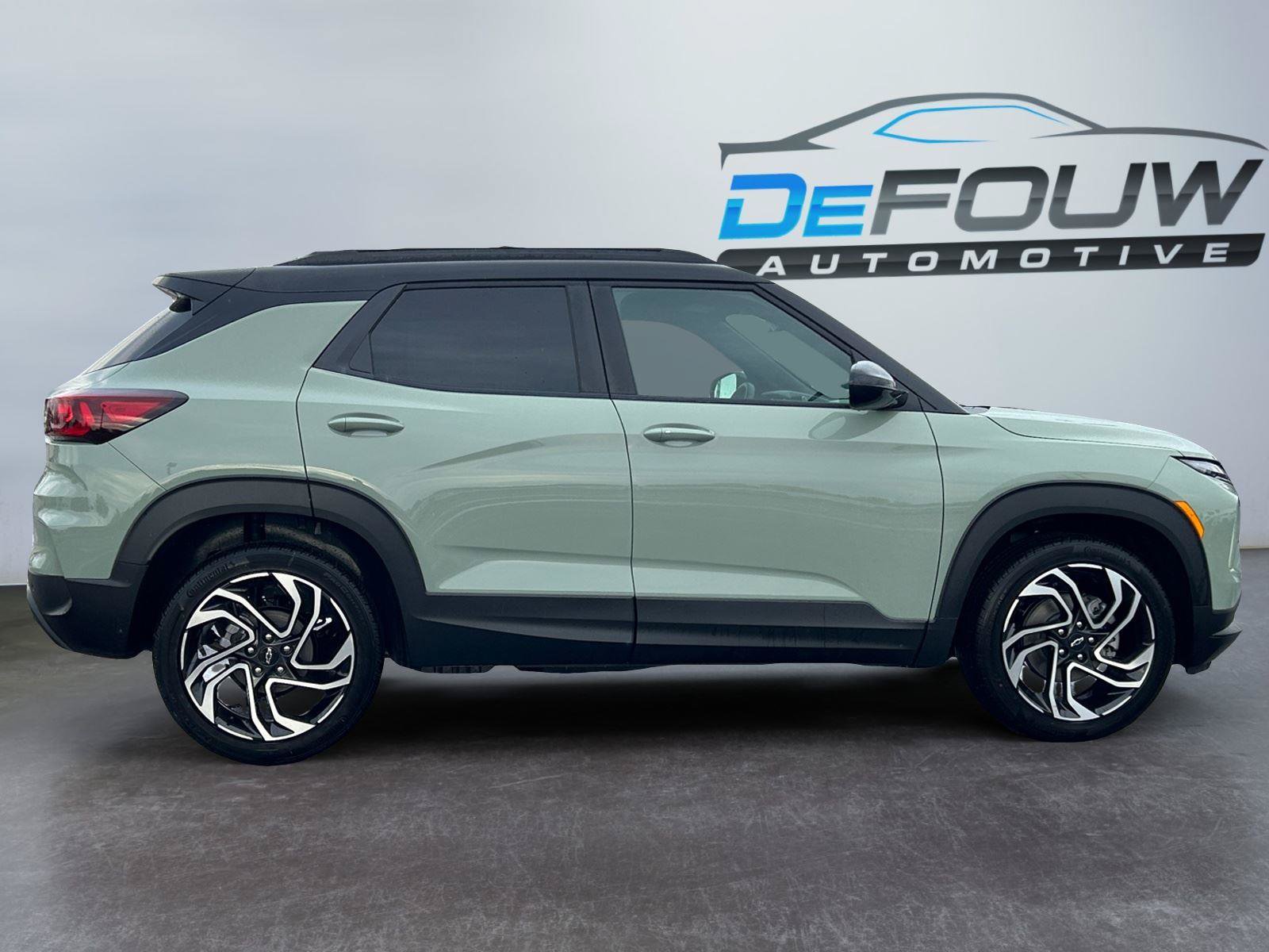 Used 2024 Chevrolet TrailBlazer RS w/ Driver Confidence Package FWD image 2