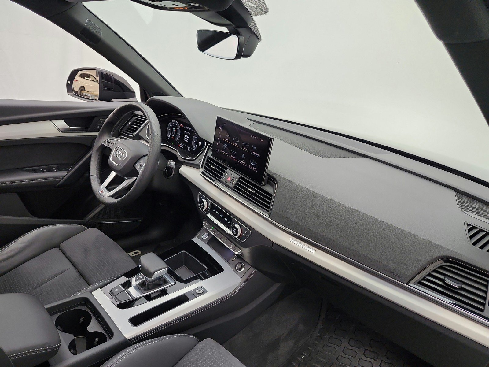 Used 2024 Audi Q5 e Premium Plus w/ Premium Plus Package AWD/4WD image 19