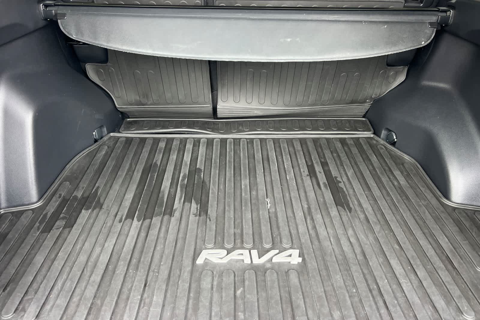 Used 2021 Toyota RAV4 XLE w/ Convenience Package FWD image 16