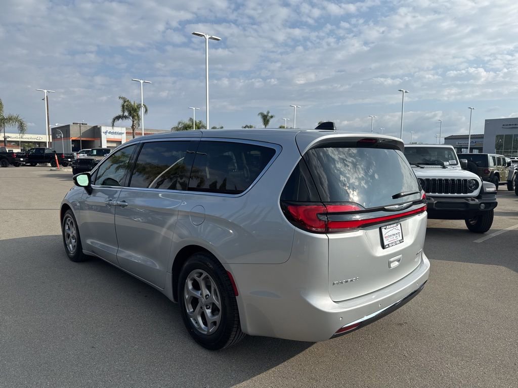 Used 2024 Chrysler Pacifica Limited image 6