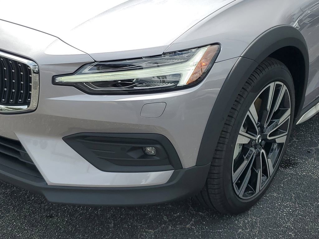 New 2026 Volvo V60 B5 Cross Country Ultra w/ Protection Package Premier image 8
