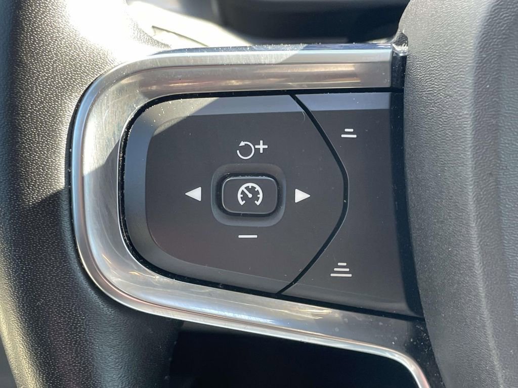 Used 2021 Volvo XC40 T5 Momentum w/ Premium Package image 10