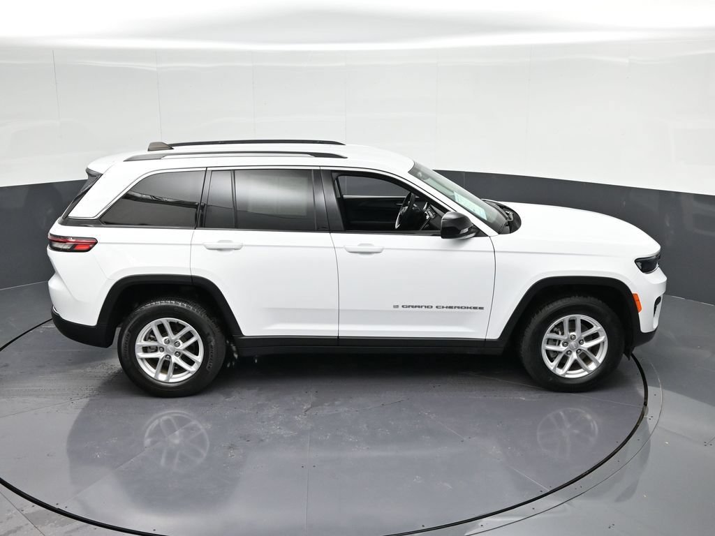 Used 2023 Jeep Grand Cherokee Laredo AWD/4WD image 28