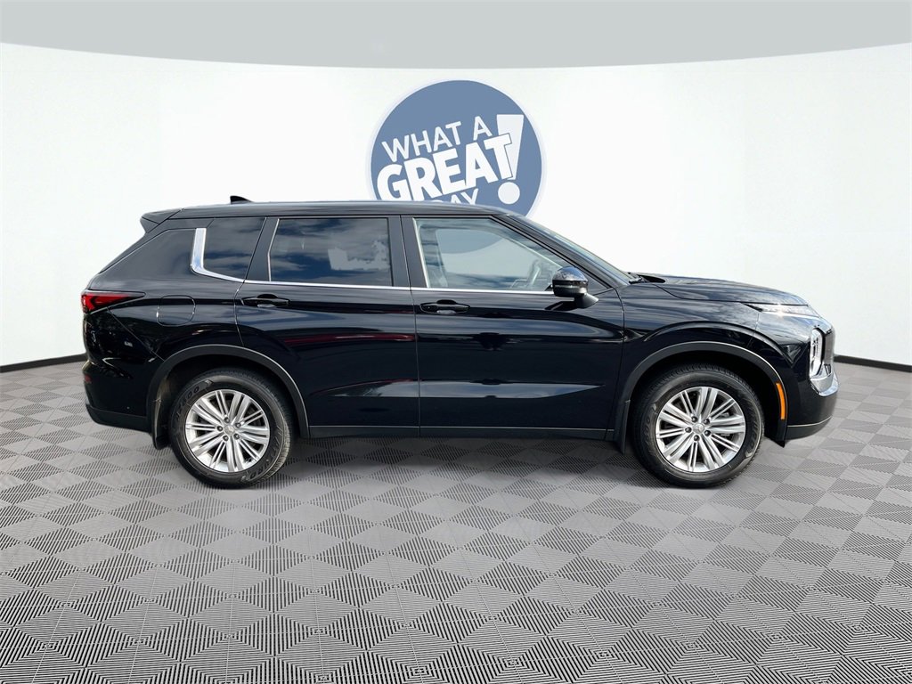 Used 2024 Mitsubishi Outlander ES image 8