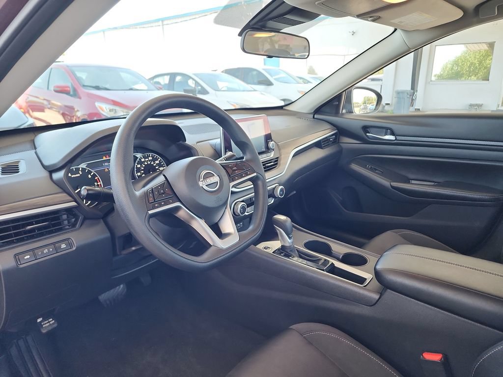Used 2025 Nissan Altima 2.5 SV FWD image 13
