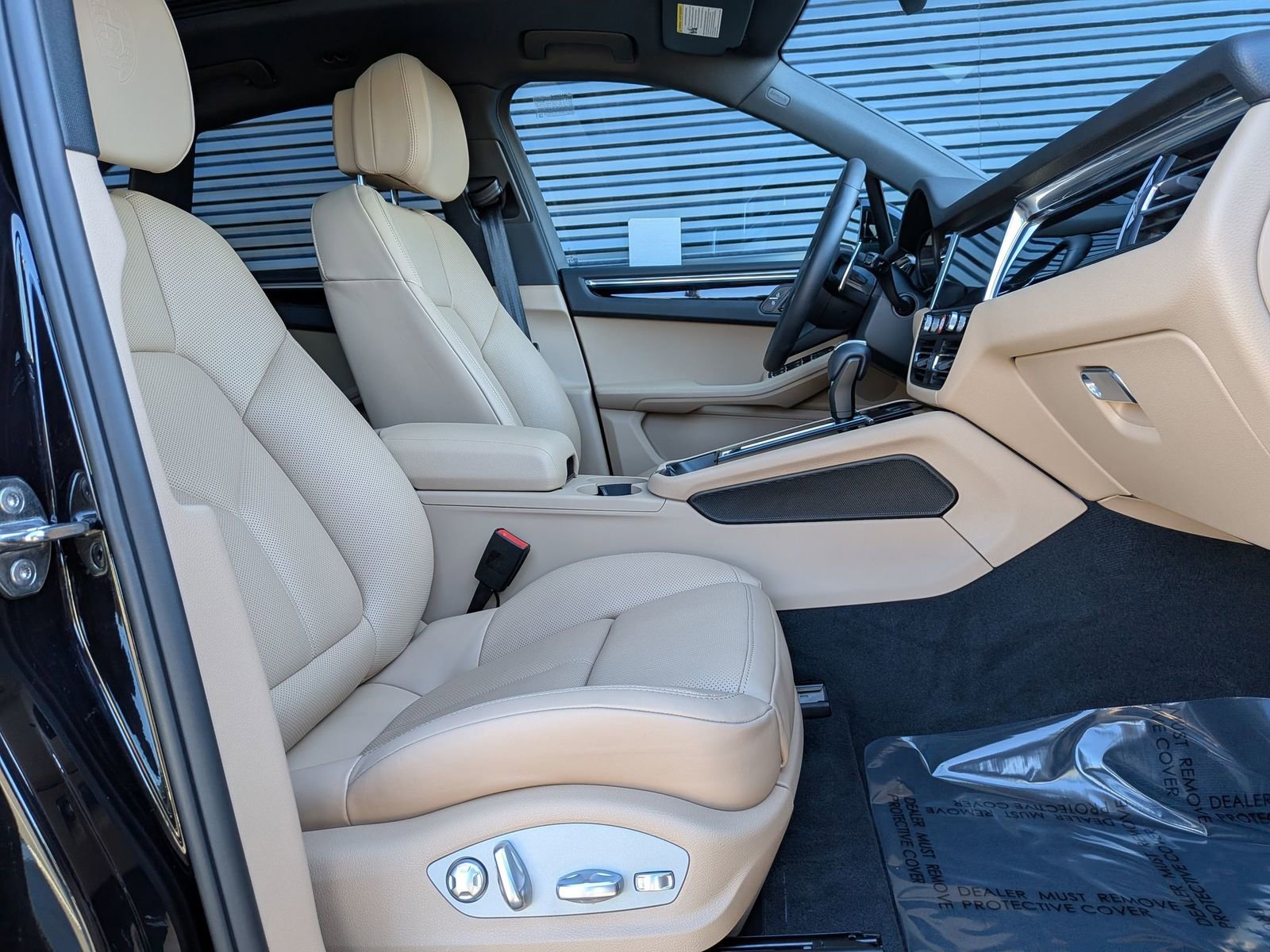 Certified 2025 Porsche Macan image 25