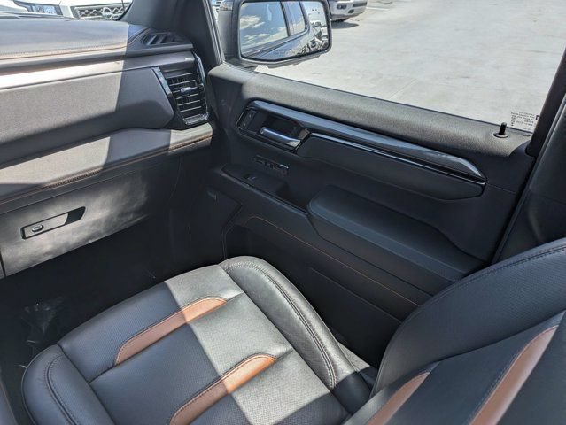 Used 2025 GMC Sierra 1500 AT4 w/ Technology Package AWD/4WD image 17