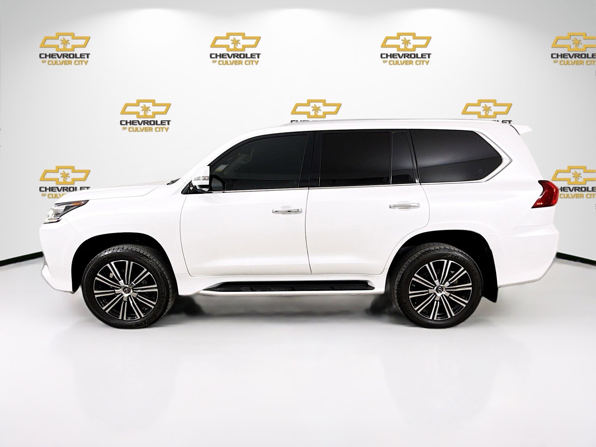 Used 2020 Lexus LX 570 4WD w/ 3rd Row & Luxury Pkg image 4