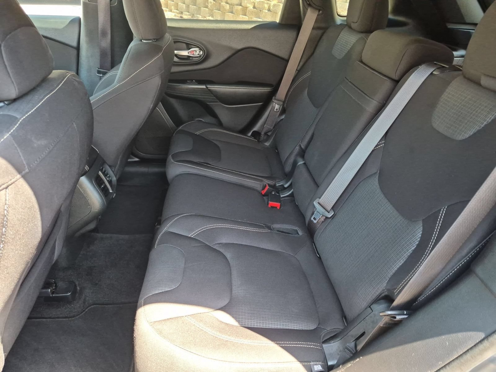 Used 2016 Jeep Cherokee Latitude w/ Comfort/Convenience Group FWD image 27