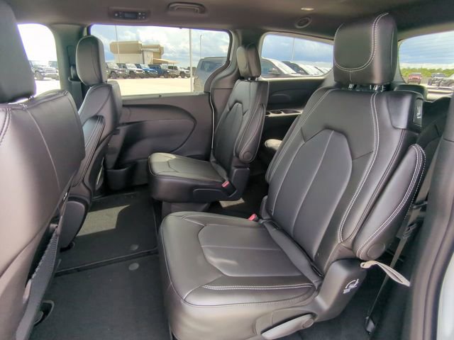 New 2027 Chrysler Pacifica Select FWD image 17