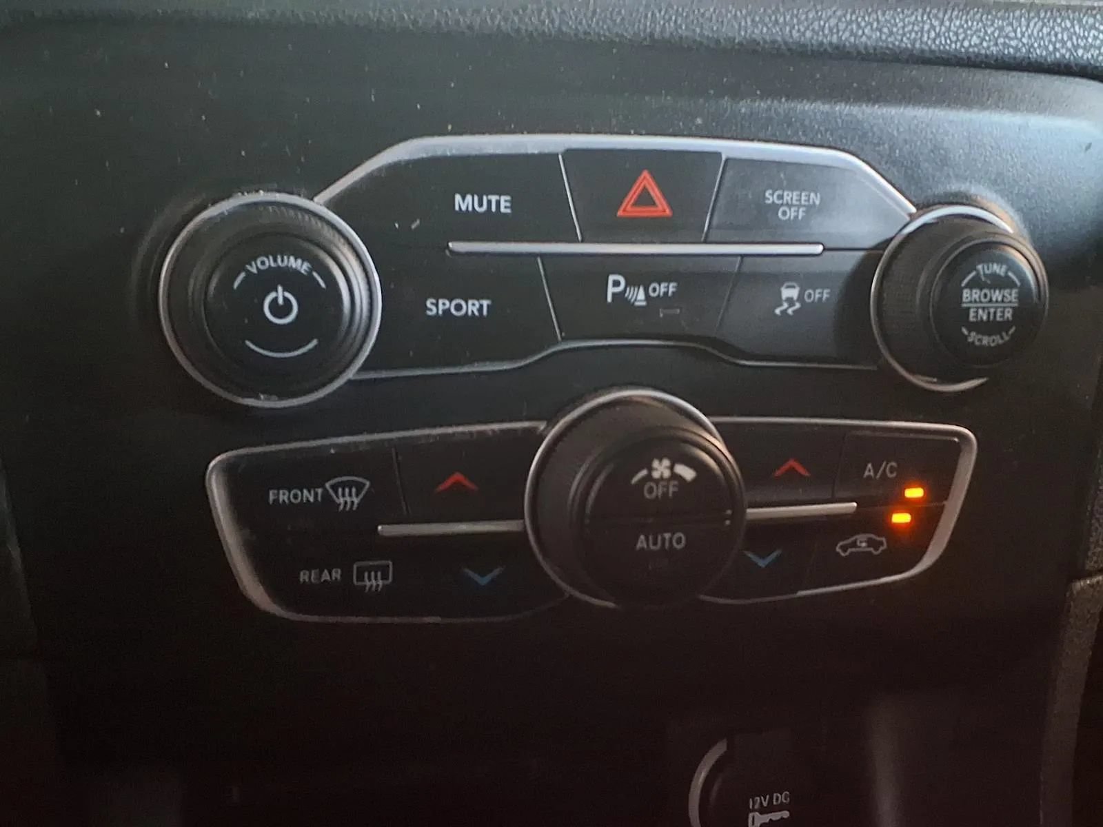 Used 2017 Dodge Charger SXT w/ AWD Plus Group image 19