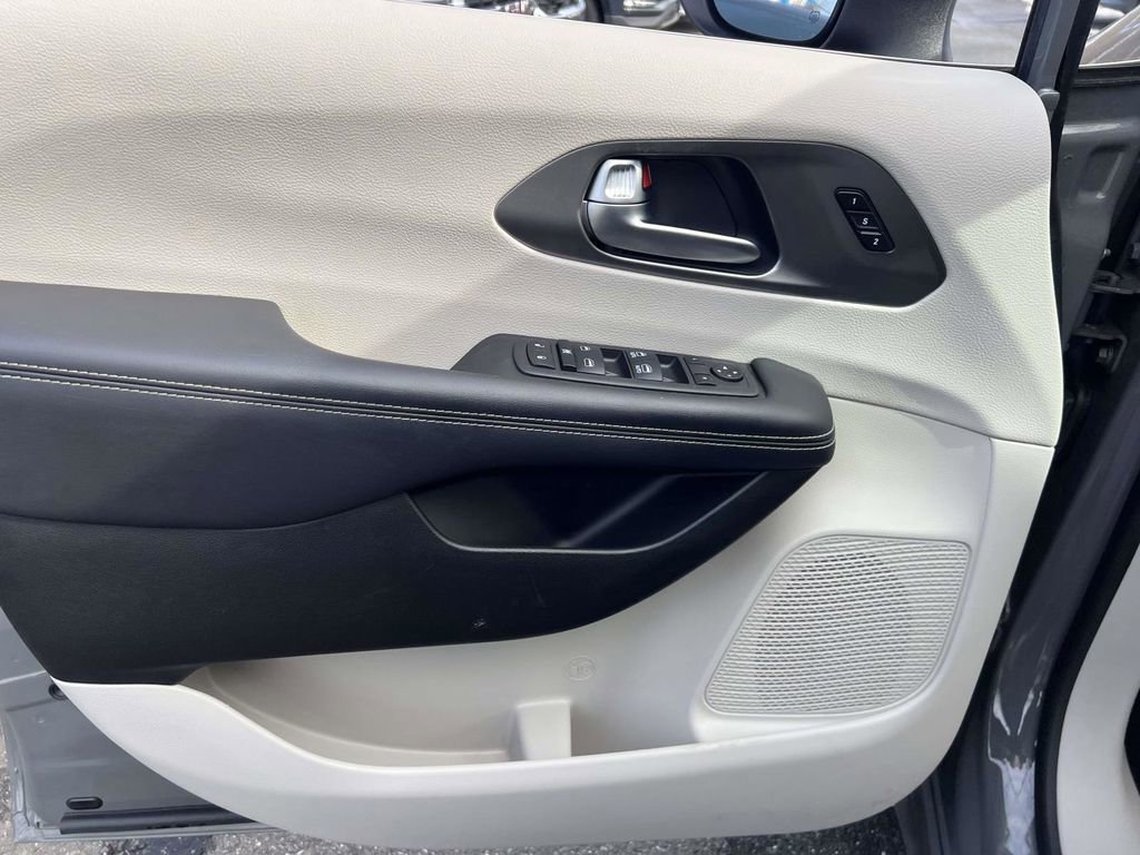 Used 2023 Chrysler Pacifica Touring-L image 19