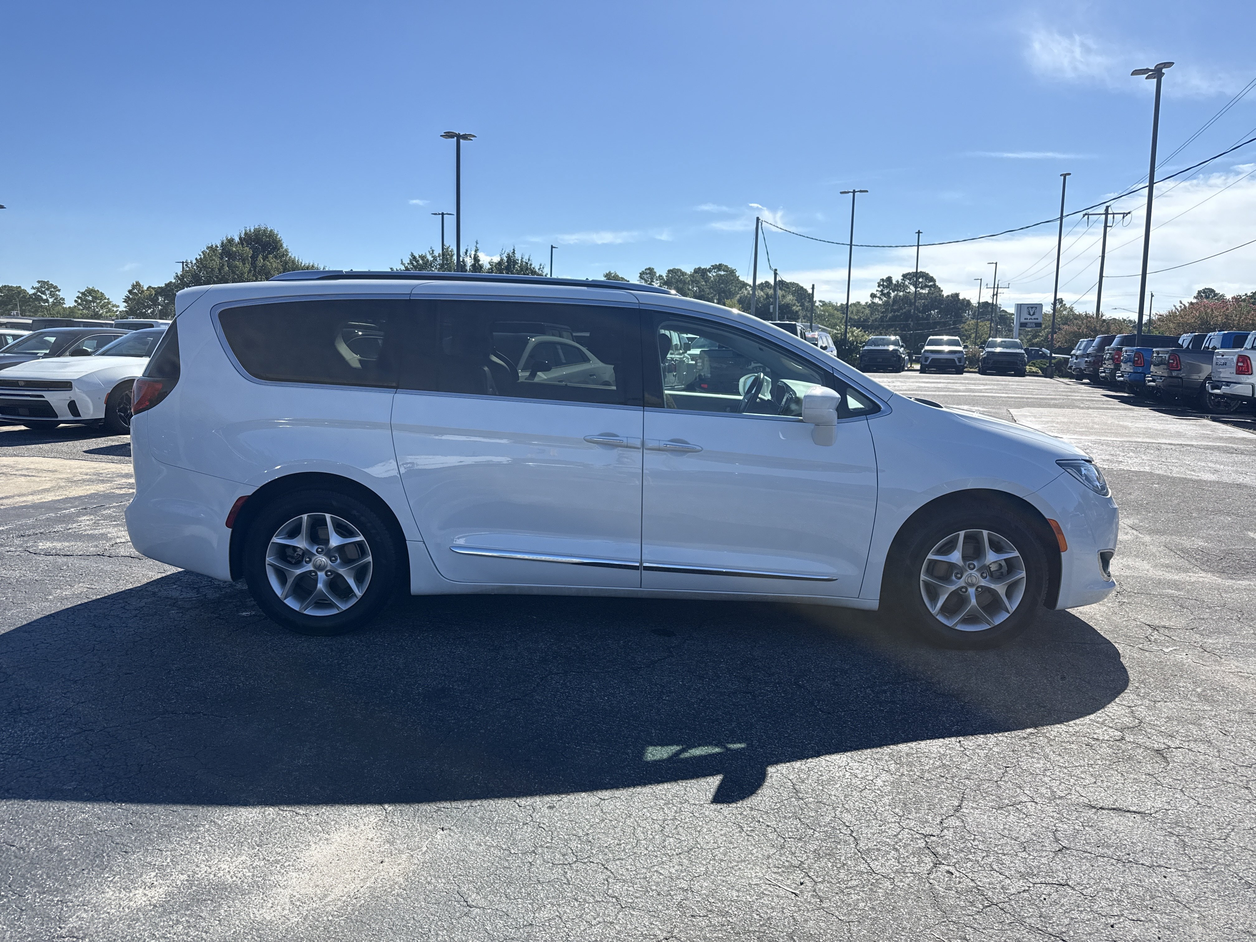 Used 2019 Chrysler Pacifica Touring-L Plus w/ Tire & Wheel Group FWD image 10