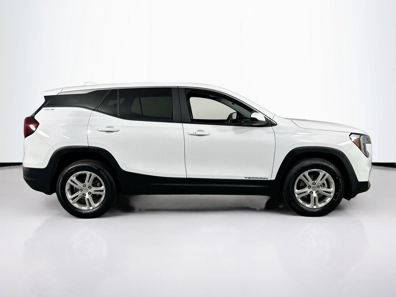 Used 2022 GMC Terrain SLE FWD image 4