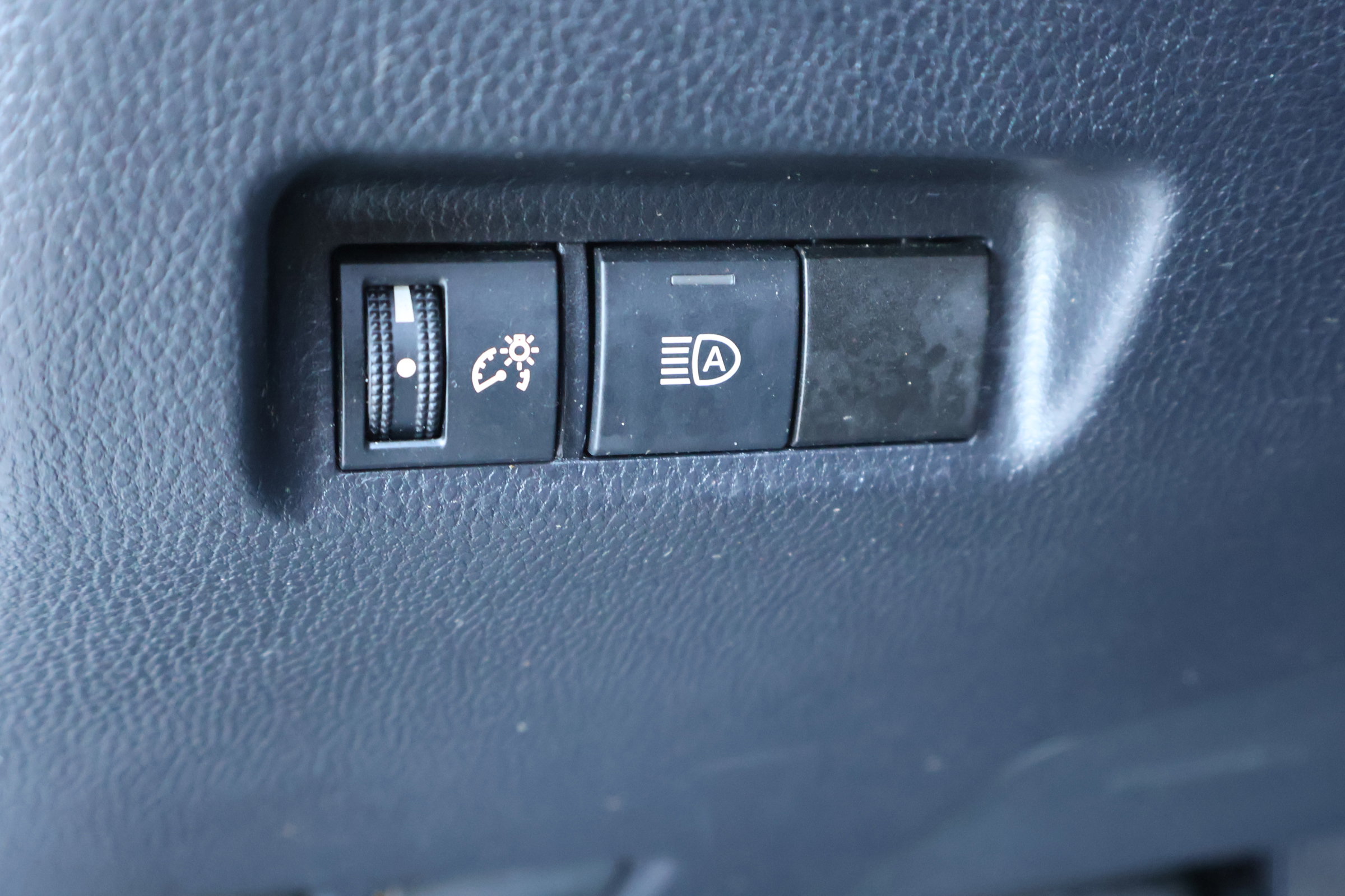 Used 2019 Toyota RAV4 LE FWD image 23