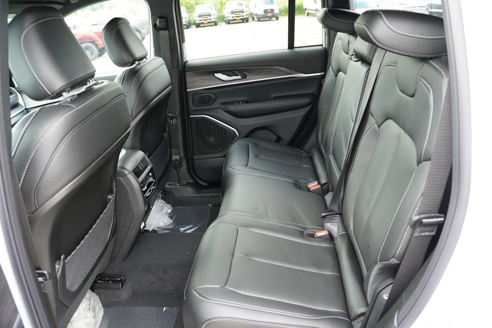 New 2025 Jeep Grand Cherokee Limited w/ Trailer Tow Package image 11