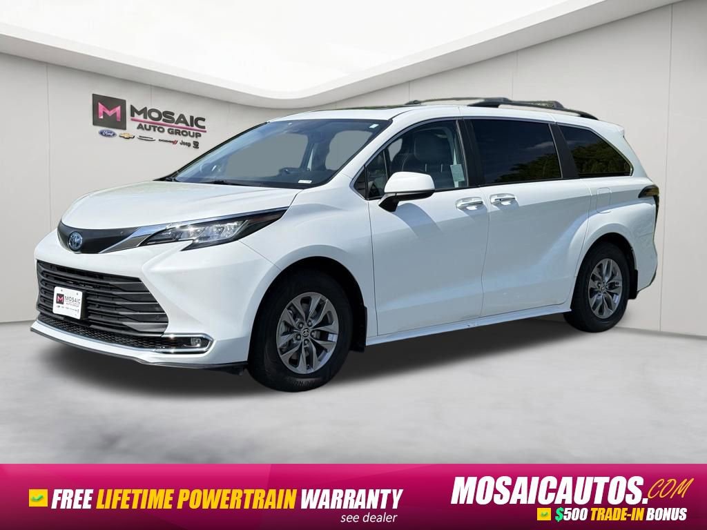 Used 2022 Toyota Sienna XLE w/ XLE Plus Package FWD image 3