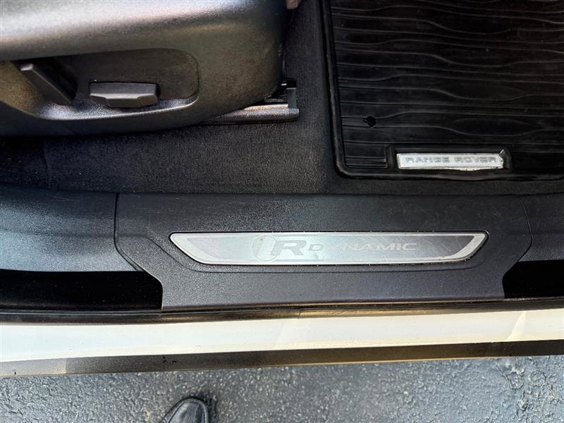 Used 2018 Land Rover Range Rover Velar R-Dynamic SE image 22