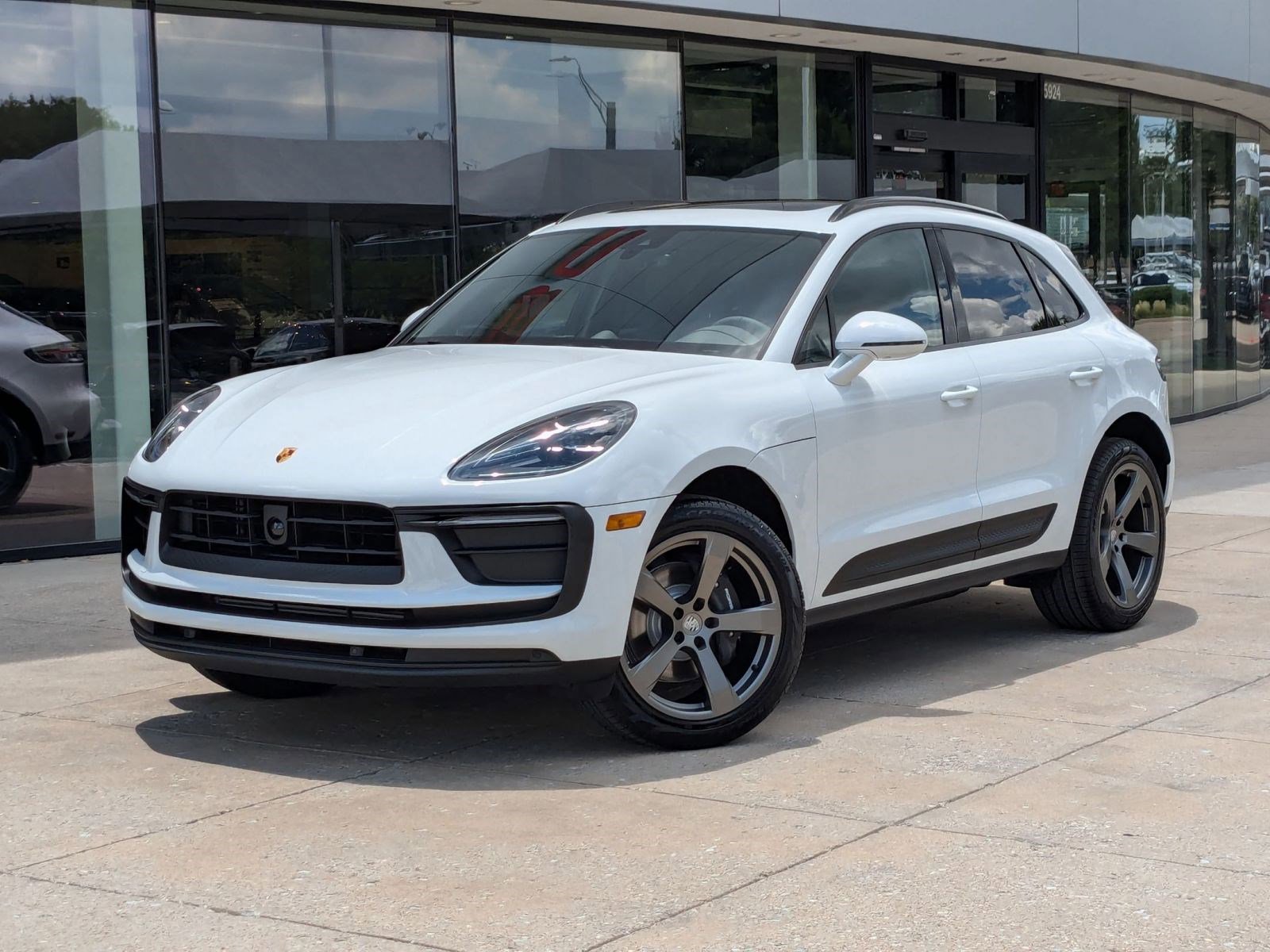 Certified 2025 Porsche Macan image 1