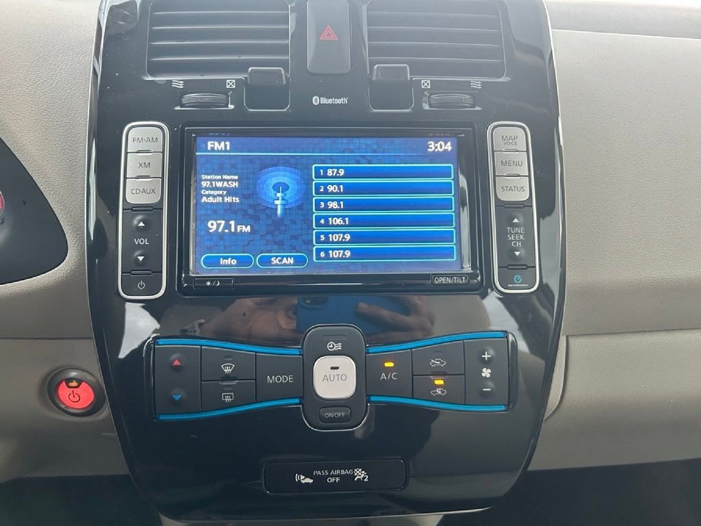 Used 2012 Nissan Leaf SL FWD image 24