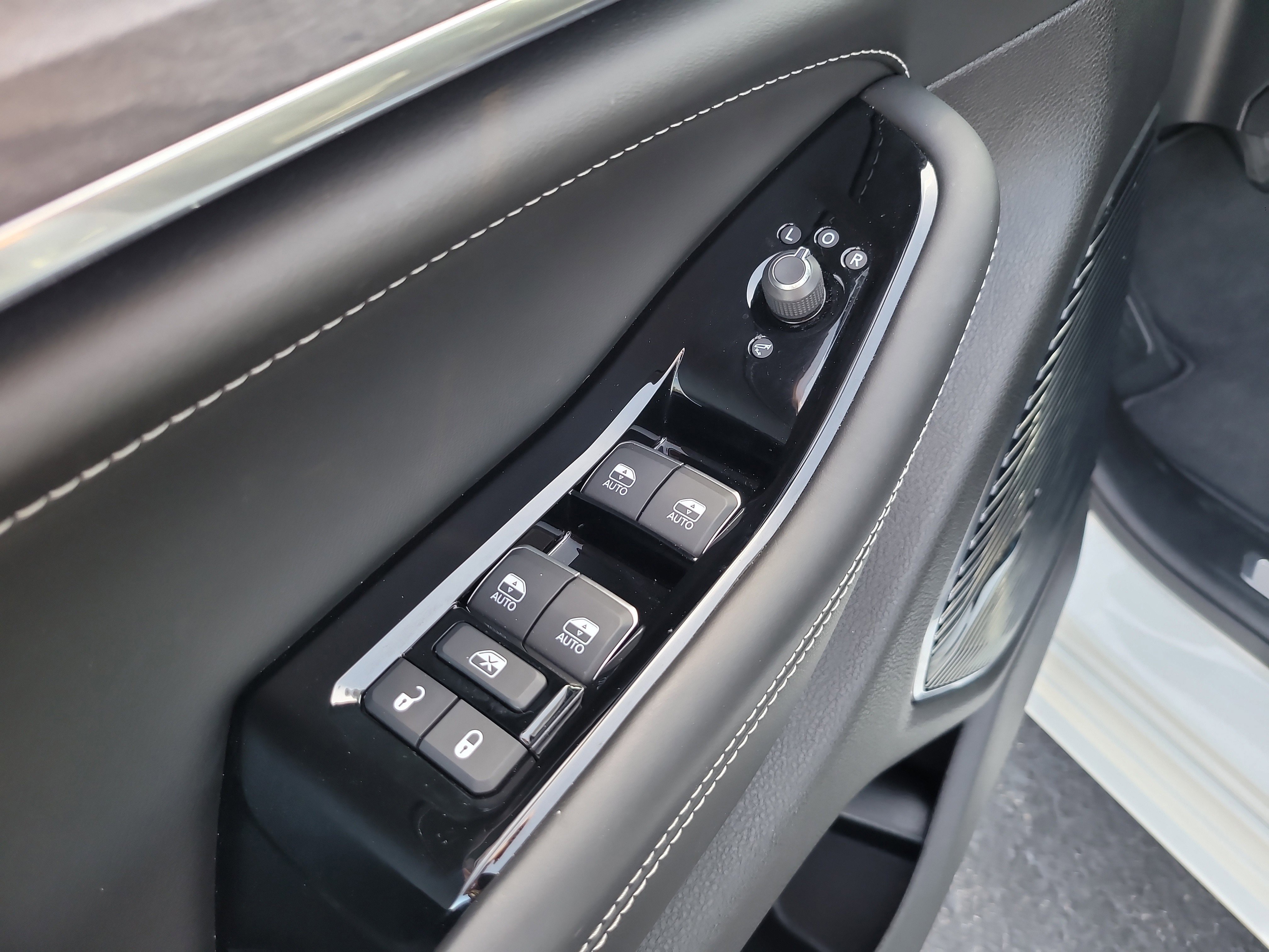 Used 2023 Jeep Grand Cherokee Overland w/ Luxury Tech Group IV image 16