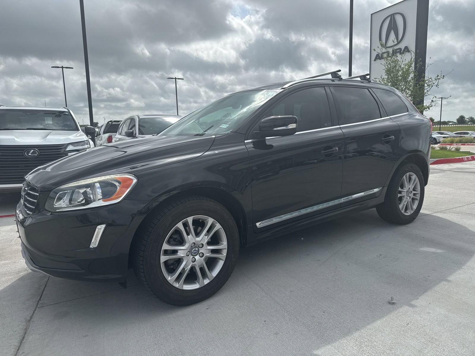 Used 2016 Volvo XC60 T5 Premier w/ Proximity Package FWD image 4