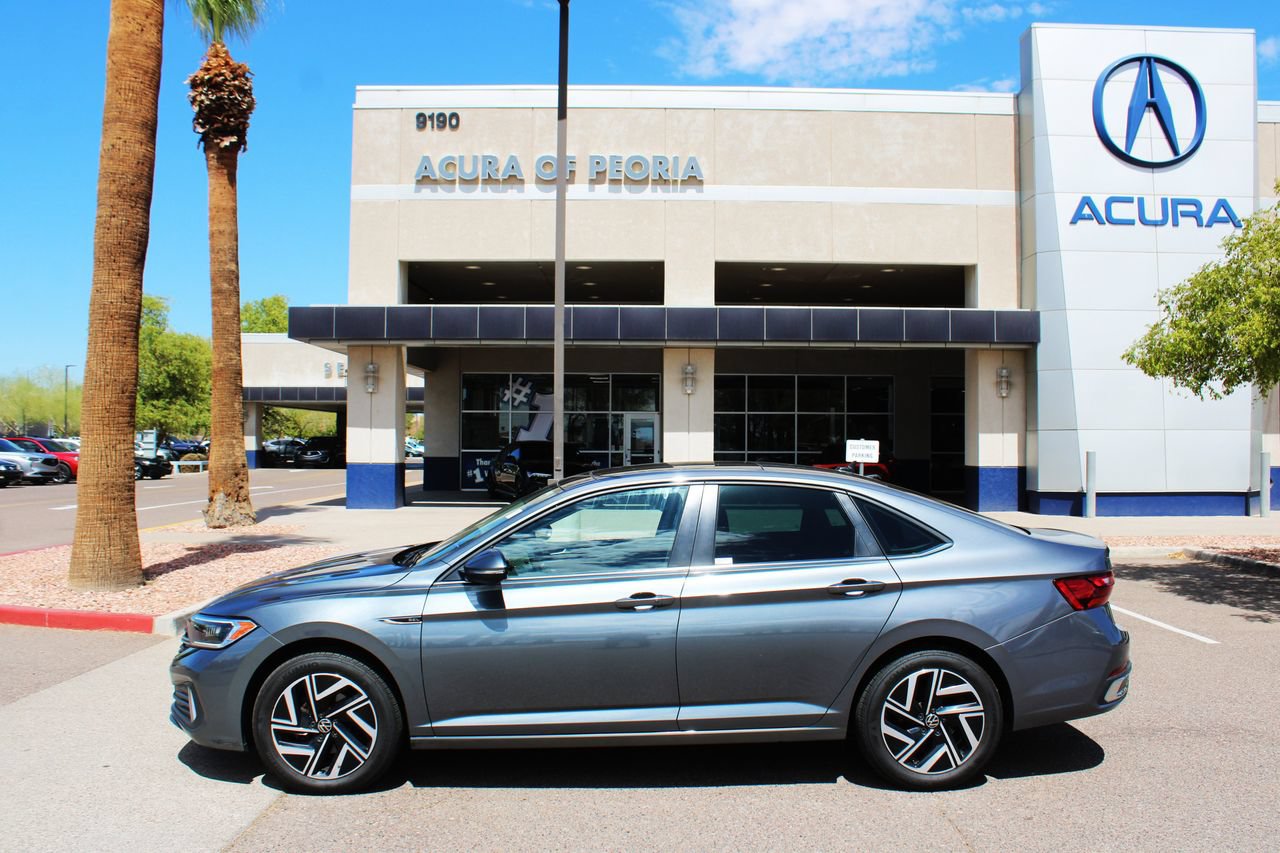 Used 2022 Volkswagen Jetta SEL FWD image 2