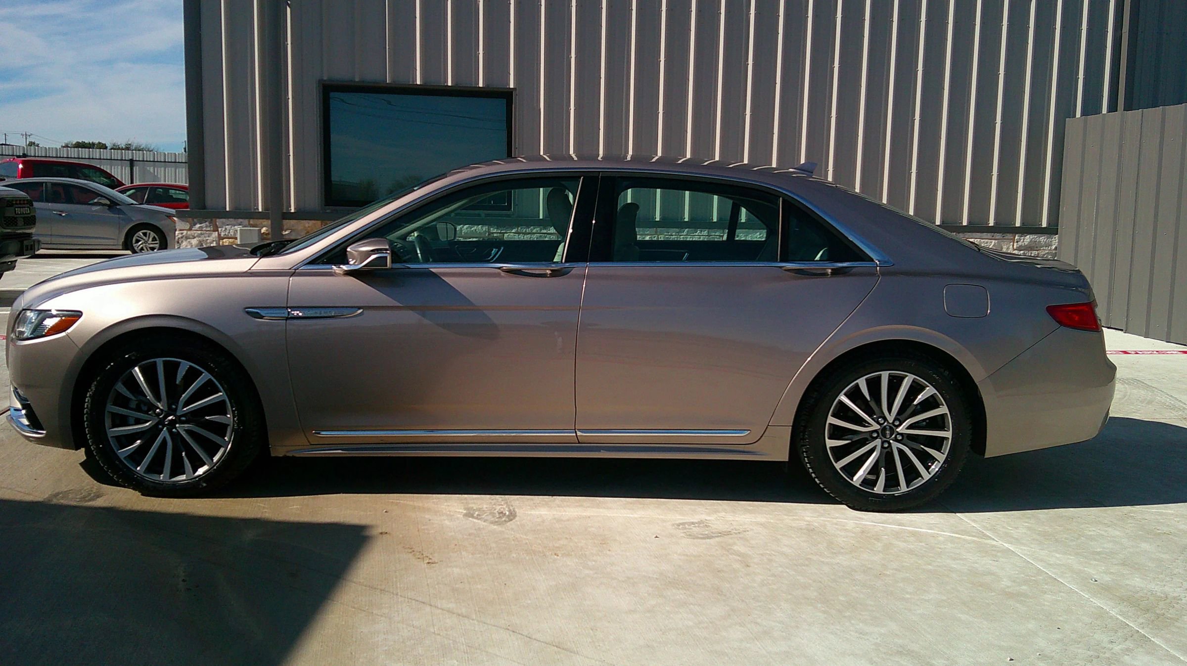 Used 2019 Lincoln Continental Select image 8